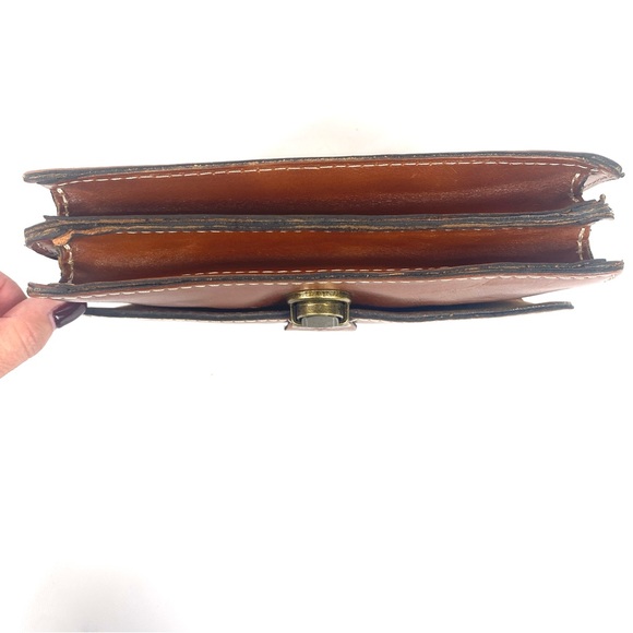 Patricia Nash Lanza Crossbody Organizer
Tan w crossbody strap and wristlet - NWT - Picture 12 of 17
